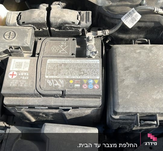 מצבר רכב עם כבלים וחיבורים חשמליים